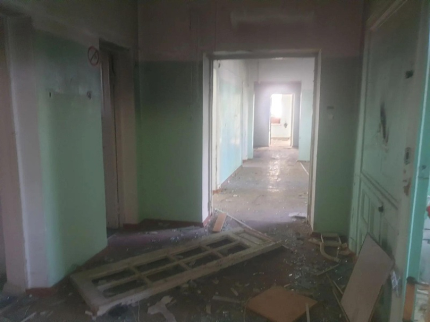 Здание первой в Волгодонске больницы превращается в руину, стало местом для опасных игр подростков и может сгореть зимой