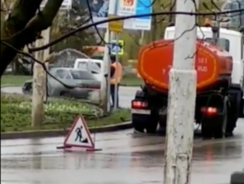 Волгодонские коммунальщики поливают клумбы в дождь
