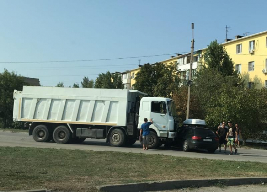 КАМАЗ на скорости протаранил не уступившего дорогу «Ауди» в Волгодонске
