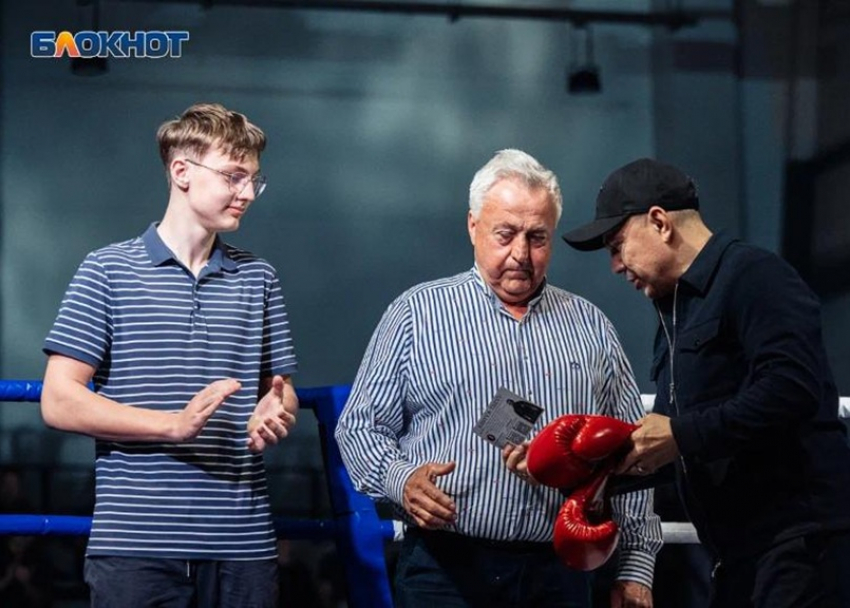 Цена выросла в 40 раз: за 200 тысяч рублей купил перчатки Кости Цзю известный в Волгодонске бизнесмен 