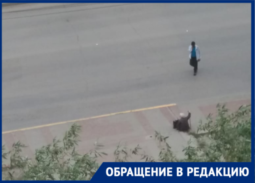 «Сердце кровью обливается»: сидя на холодном бетоне старики вынуждены ждать общественный транспорт в Волгодонске 