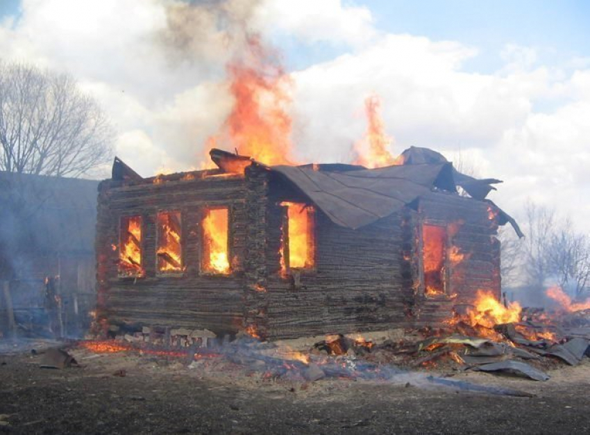 В Цимлянском районе сгорел частный одноэтажный дом