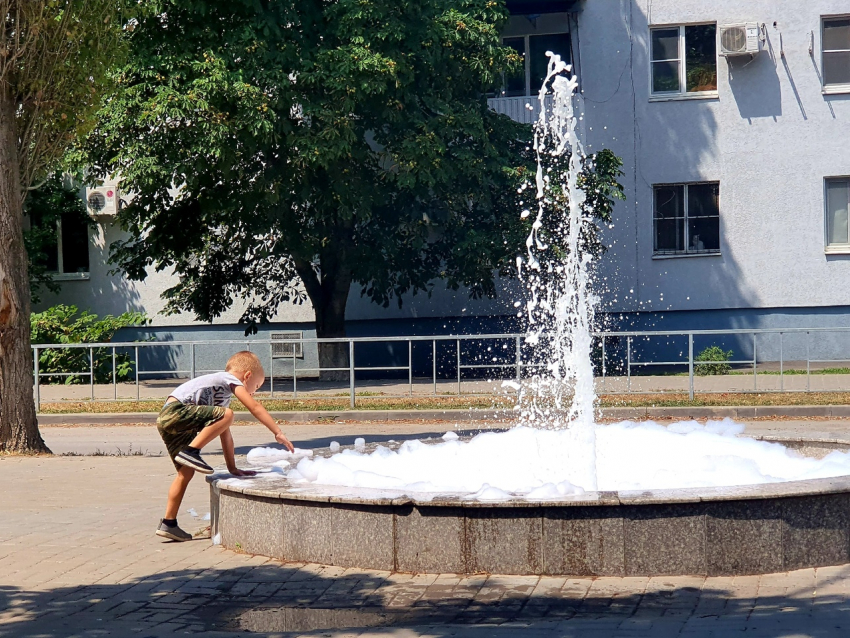 Волгодонские шутники устроили «пенную вечеринку» у фонтана на 50 лет СССР 
