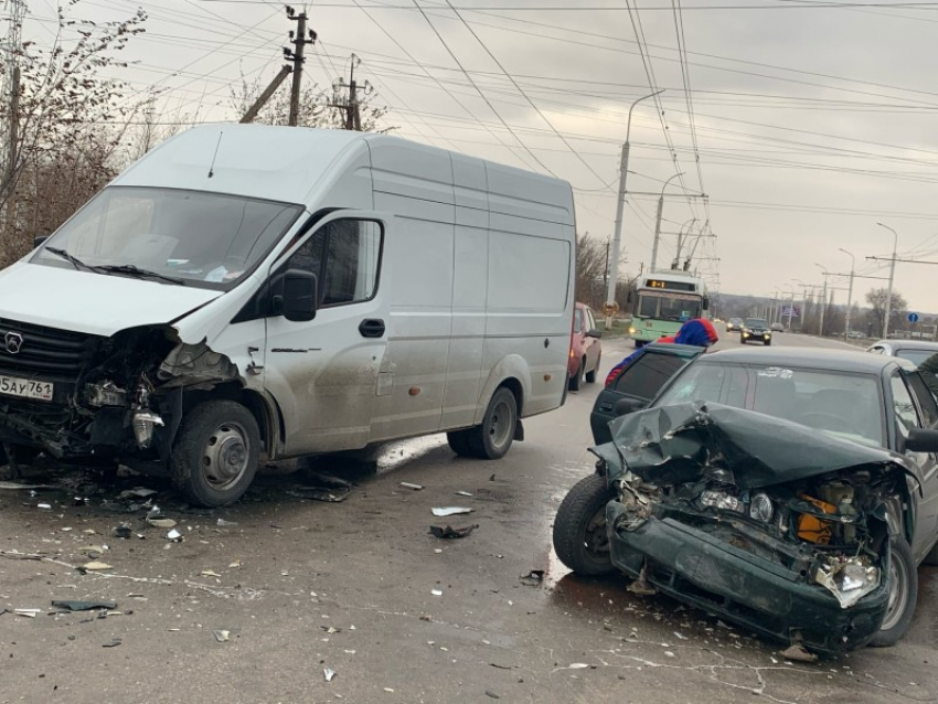ВАЗ-2110 и «Газель» столкнулись на Жуковском шоссе: водитель «десятки» госпитализирован