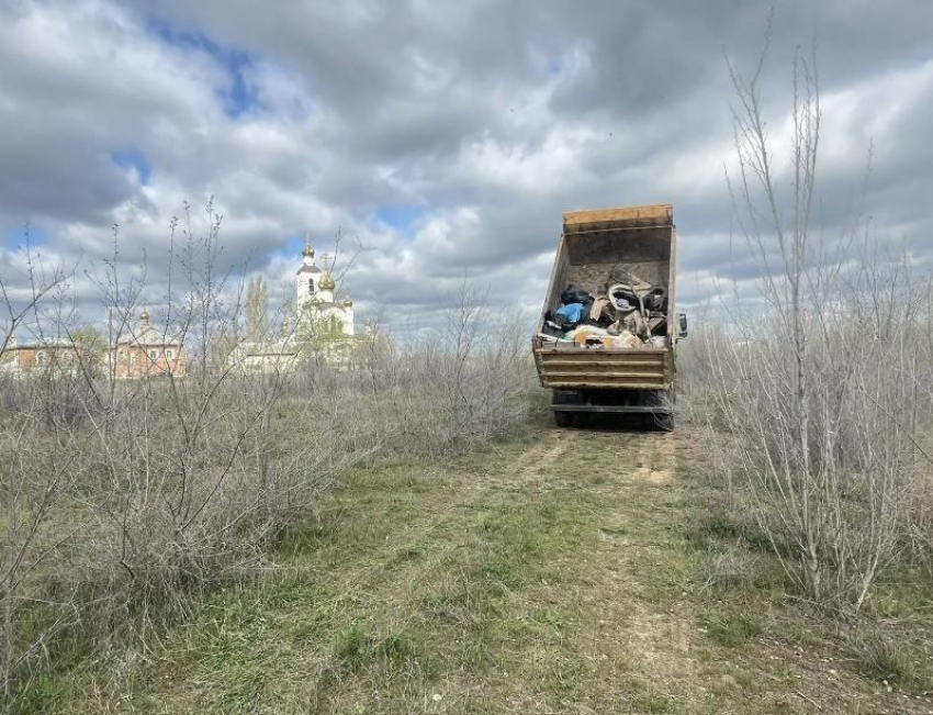 «Бесплатную квартиру» у бомжа отобрали: Департамент строительства и городского хозяйства ликвидировал свалку у Свято-Троицкого храма  