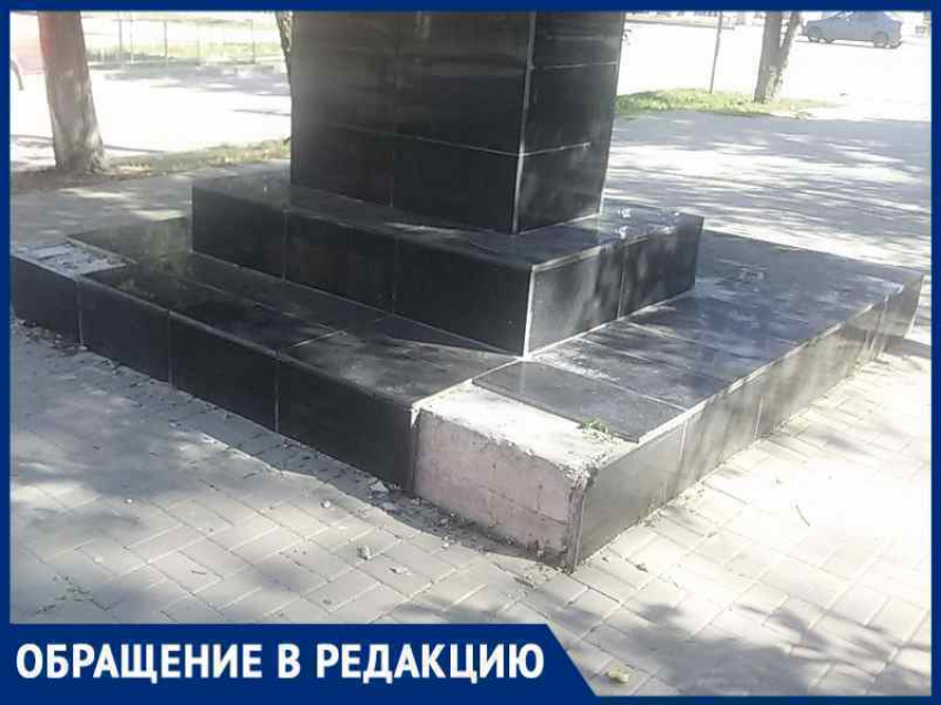 «Памятник Платову вновь осыпается»: волгодонец