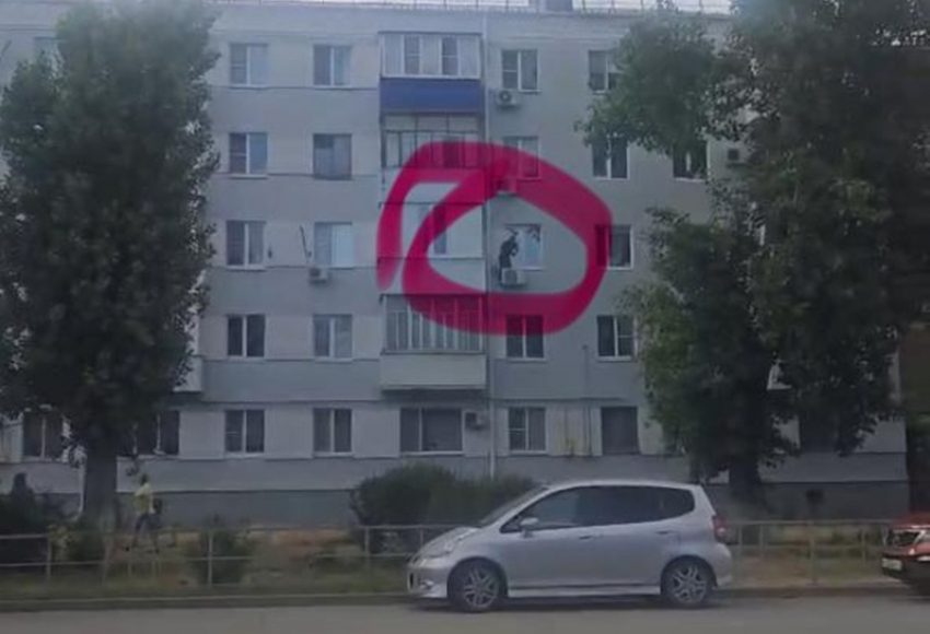 Ловкий мужчина спустился по водосточной трубе в окно многоквартирного дома в центре Волгодонска Ростовской области