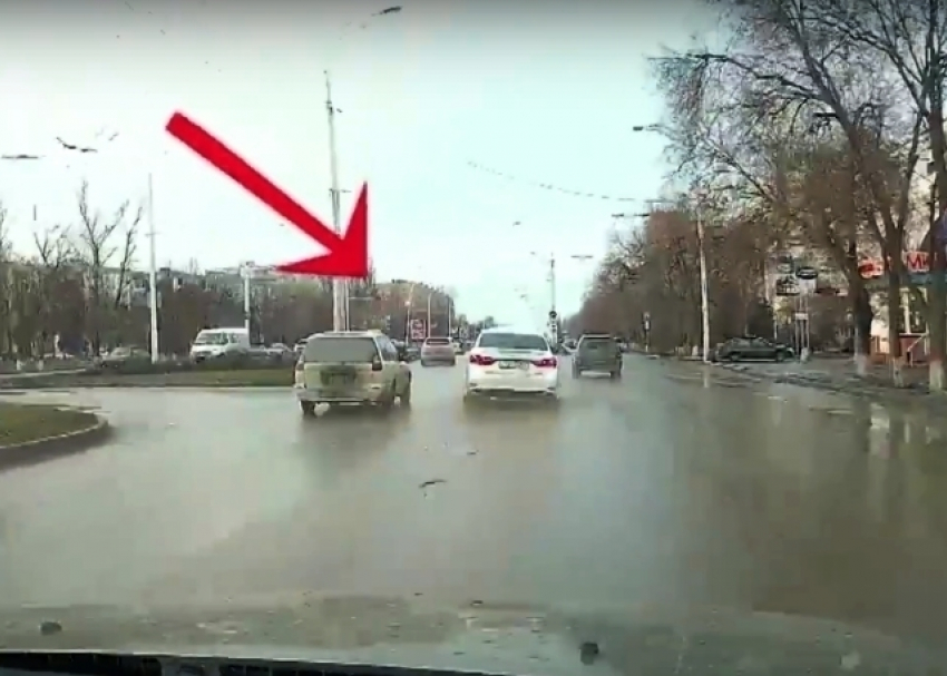 Безумные гонки «Лексуса» и «девятки» в центре Волгодонска попали на видео
