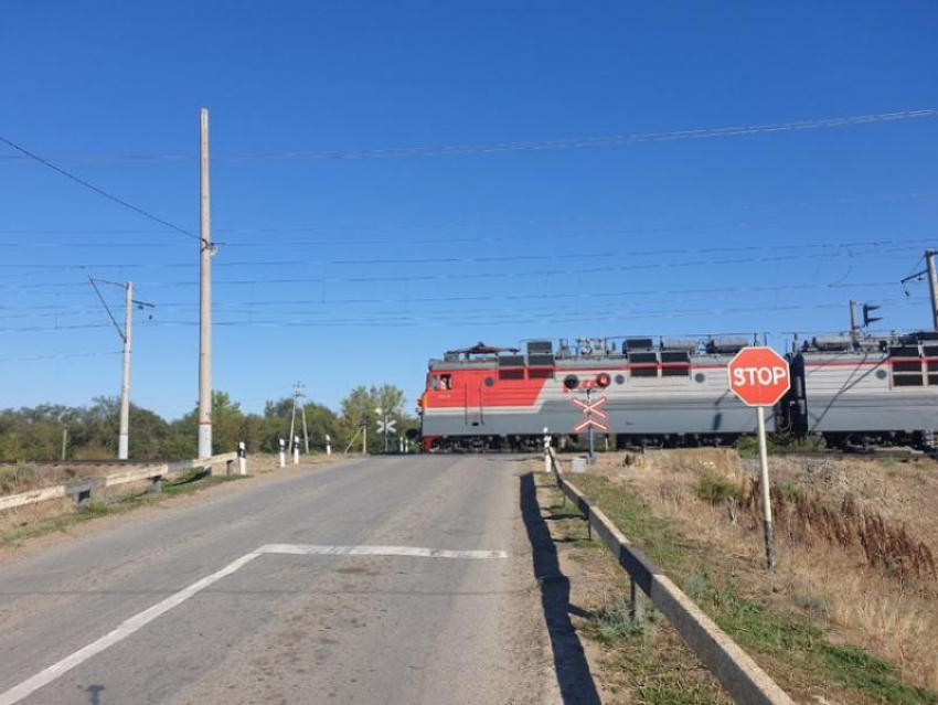 Мужчина попал под колеса поезда в Дубовском районе