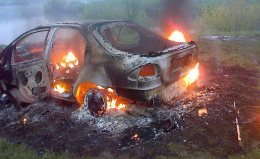 В Морозовске рядом с постом полиции сгорел «Форд Мондео»