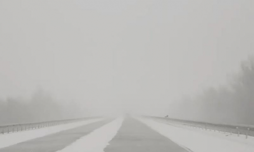 Сильнейшая снежная буря разбушевалась на цимлянской трассе 