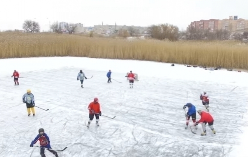Хоккейный матч на заливе в Волгодонске попал на видео