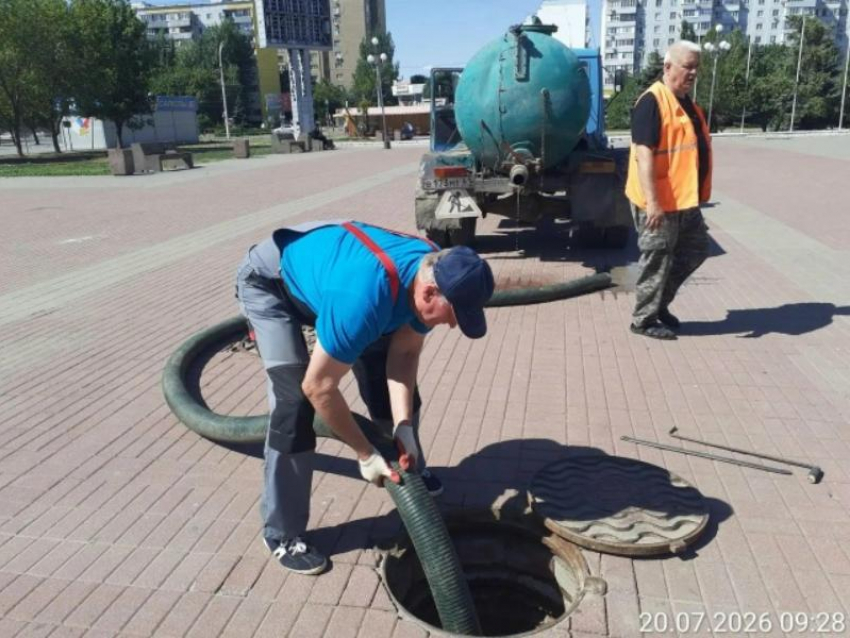 Фонтан осушили, ямы латают, камыш покосили: коммунальщики преображают город
