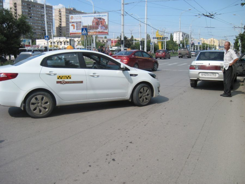 В Волгодонске у перекрестка проспекта Строителей и улицы Энтузиастов такси врезалось в «десятку»