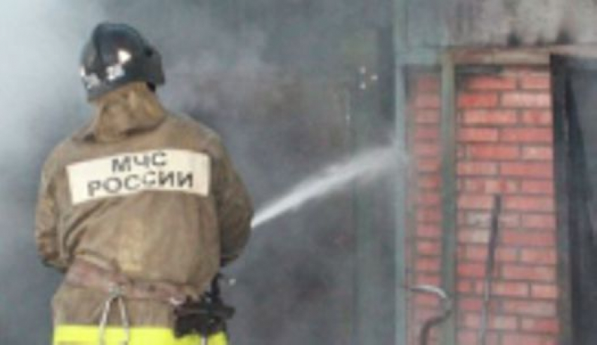 Два человека потушили пожар в Мартыновском районе