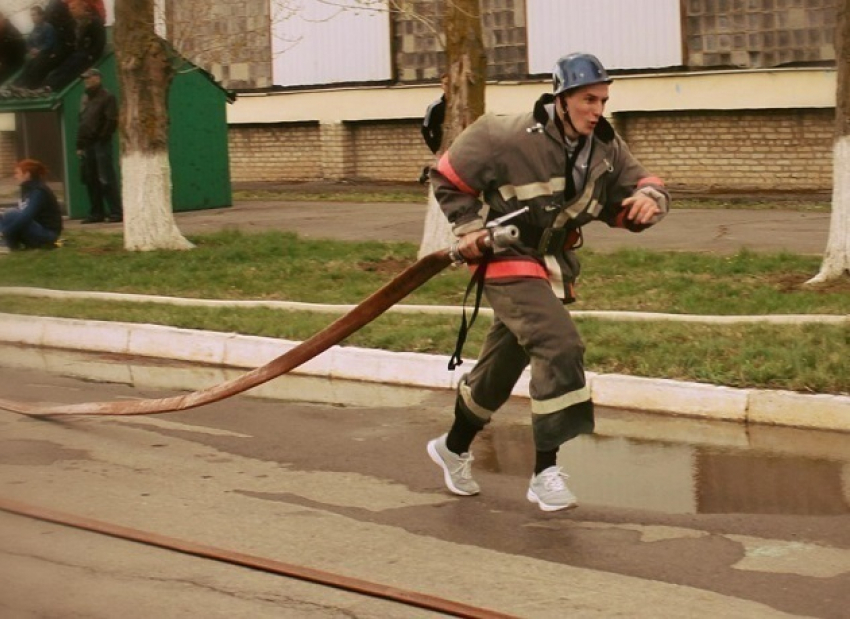 Бег на скорость с пожарными шлангами в Волгодонске попал на видео