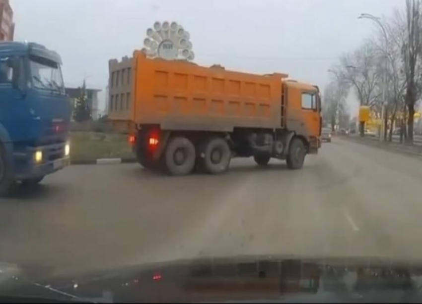 «Урок культуры вождения»: волгодонский водитель снял на видео массу нарушений ПДД