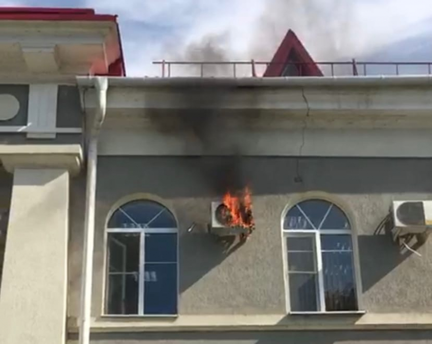Из-за загоревшегося кондиционера эвакуировали администрацию Волгодонска
