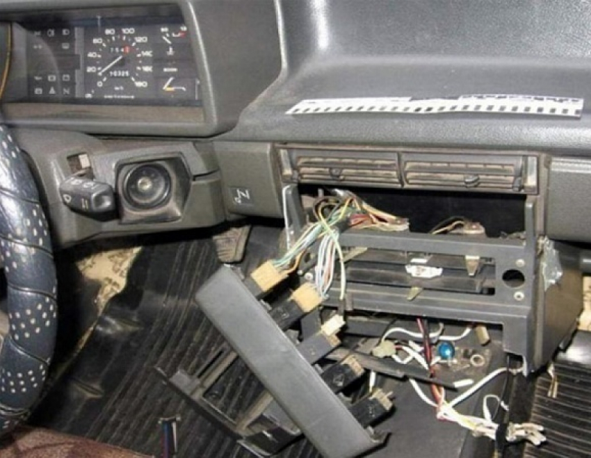 Из автомобиля волгодонца украли автомагнитолу
