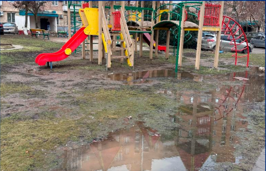 «Воду откачают с детской площадки в ближайшее время»: городские коммунальщики отреагировали на проблему