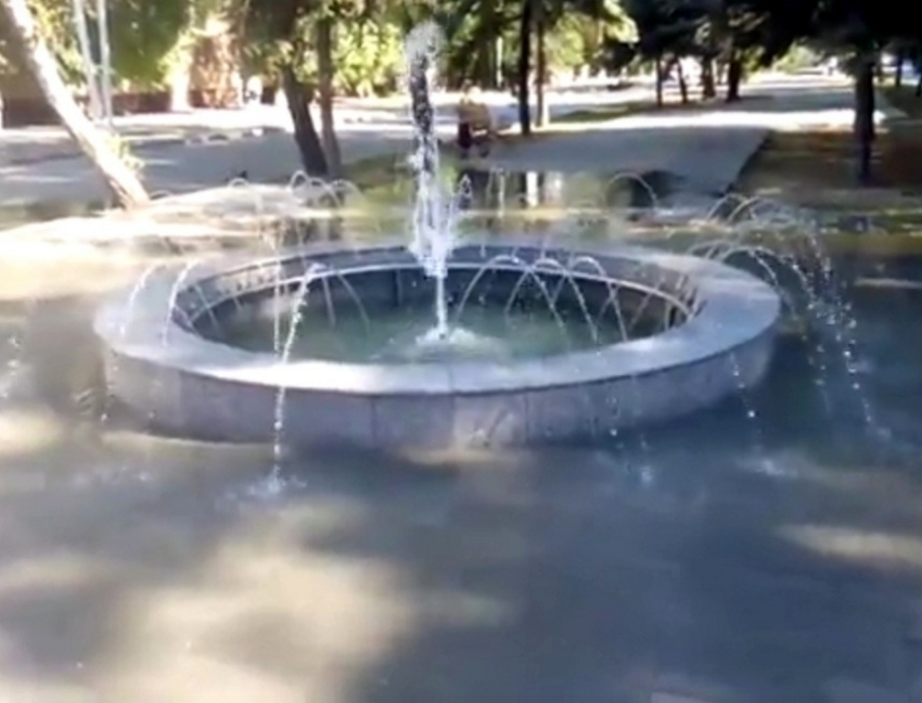  Новый фонтан на 50 лет СССР заливает улицу водой
