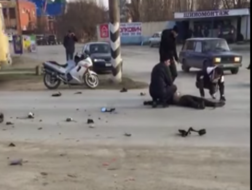 Жуткое ДТП с мотоциклистом в Цимлянске попало на камеру видеонаблюдения 