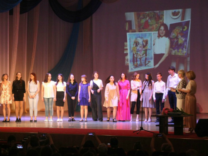 Свыше 60 выпускников художественной школы получили свои дипломы 