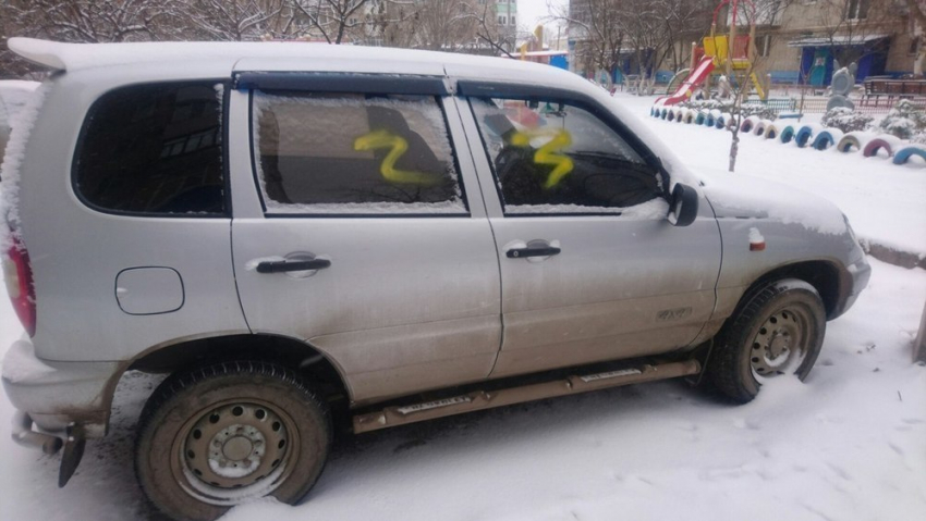 Вандалы краской изуродовали машины, припаркованные в одном из дворов Волгодонска