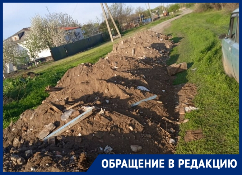 Дорогу из строительного мусора проложили чиновники местным жителям в Мартыновском районе