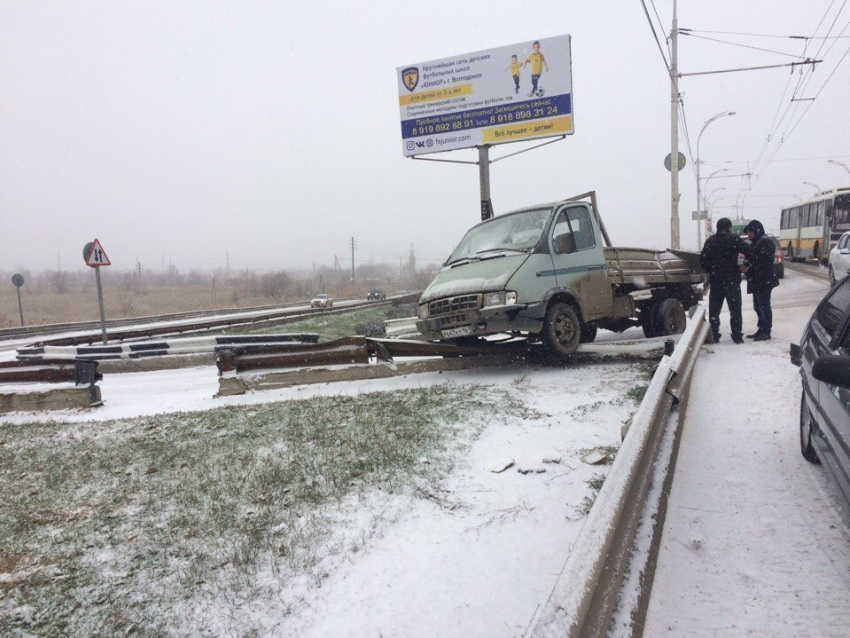 Волгодонск «встал»: снегопад и ДТП спровоцировали затор на мосту