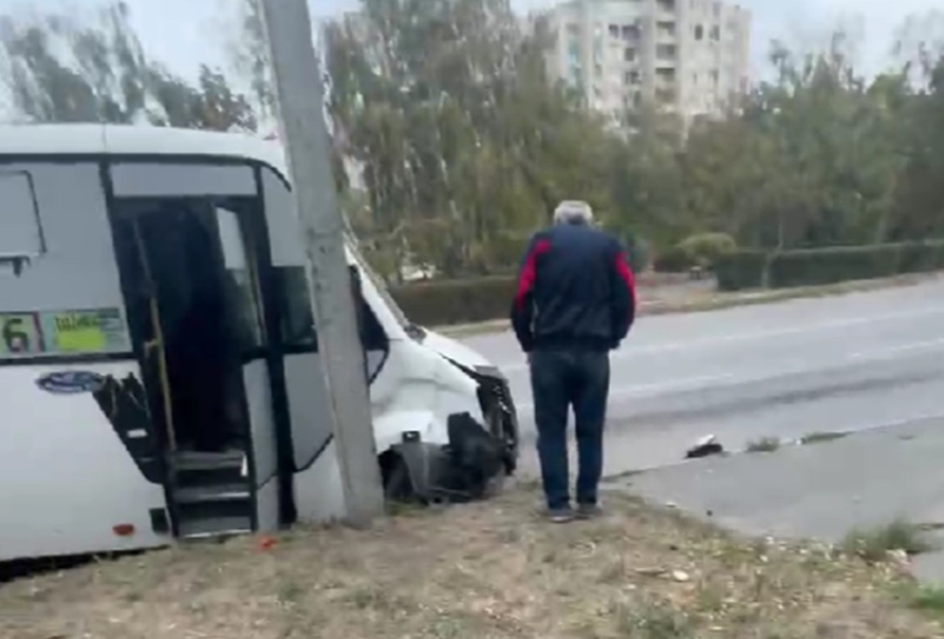 Маршрутное такси врезалось в столб в центре Волгодонска, пострадали люди