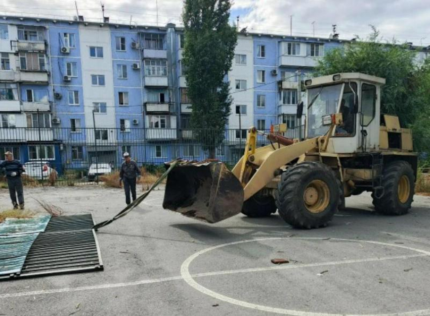Трактор ДСиГХ снес ограждение спортплощадки на улице Пионерской