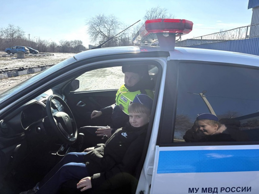 Детям из школы №15 показали  устройство патрульного автомобиля ГАИ