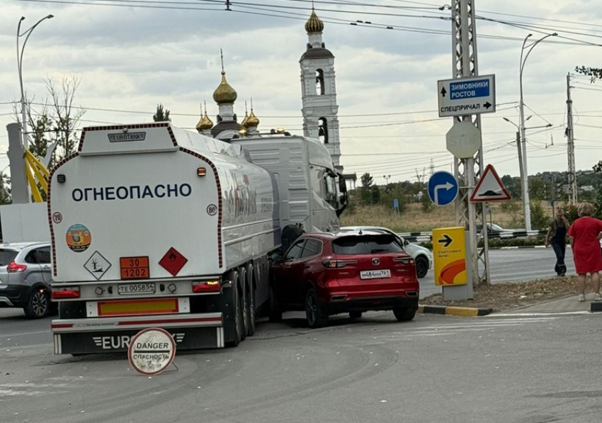 Бензовоз и легковой автомобиль столкнулись на проспекте Строителей