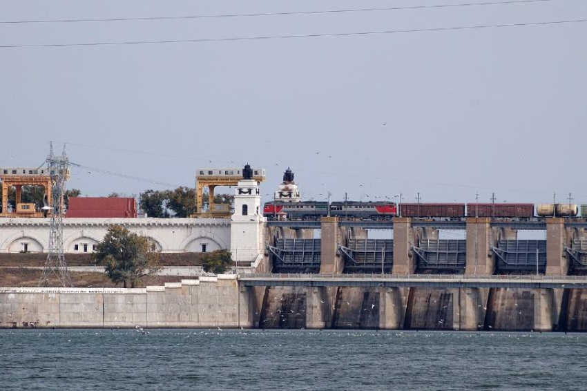 Цимлянская ГЭС начала поэтапно снижать объем сброса воды в Дон 