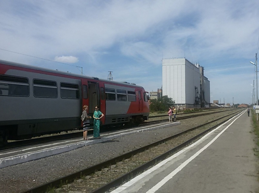 Пригородный поезд Зимовники – Ростов протаранил легковой автомобиль