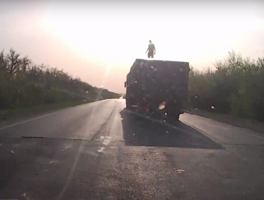 Эффектная езда двух экстремалов на крыше Камаза попала на видео на трассе Шахты - Цимлянск