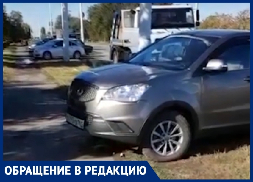 Волгодонец возмутился парковкой автомобилей на газоне у «Атоммаша»