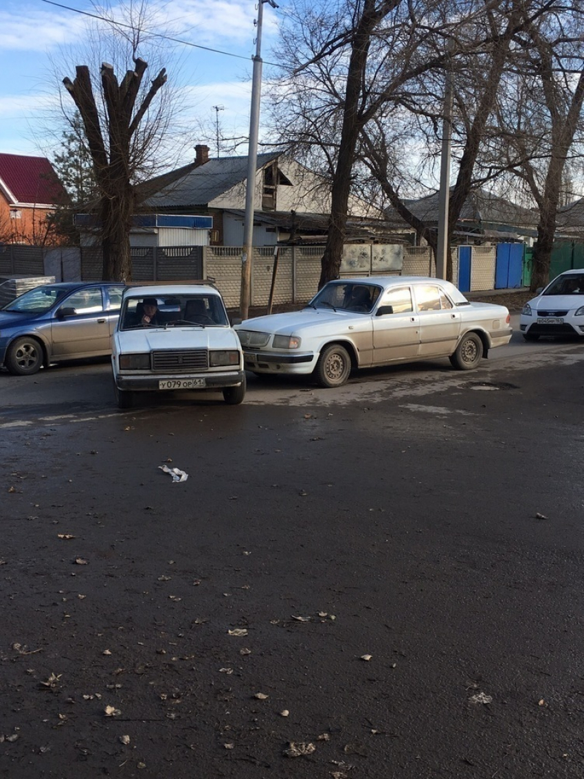 Неудачный маневр ВАЗа обернулся аварией на улице Горького в Волгодонске