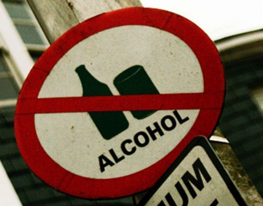 В Волгодонске в «День трезвости» алкоголь продавали из-под полы. Одного предпринимателя уличили с поличным