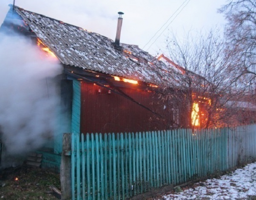 В Дубовском районе сгорел одноэтажный дом