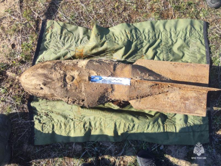 Сотрудники МЧС подорвали 60-килограмовую немецкую авиабомбу в Ростовской области 