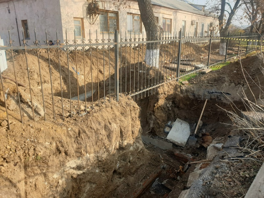 Ремонт тепломагистрали медколледжа в Волгодонске продлили до второй недели декабря