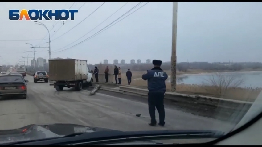 Водитель Газели снес ограждение на путепроводе в Волгодонске
