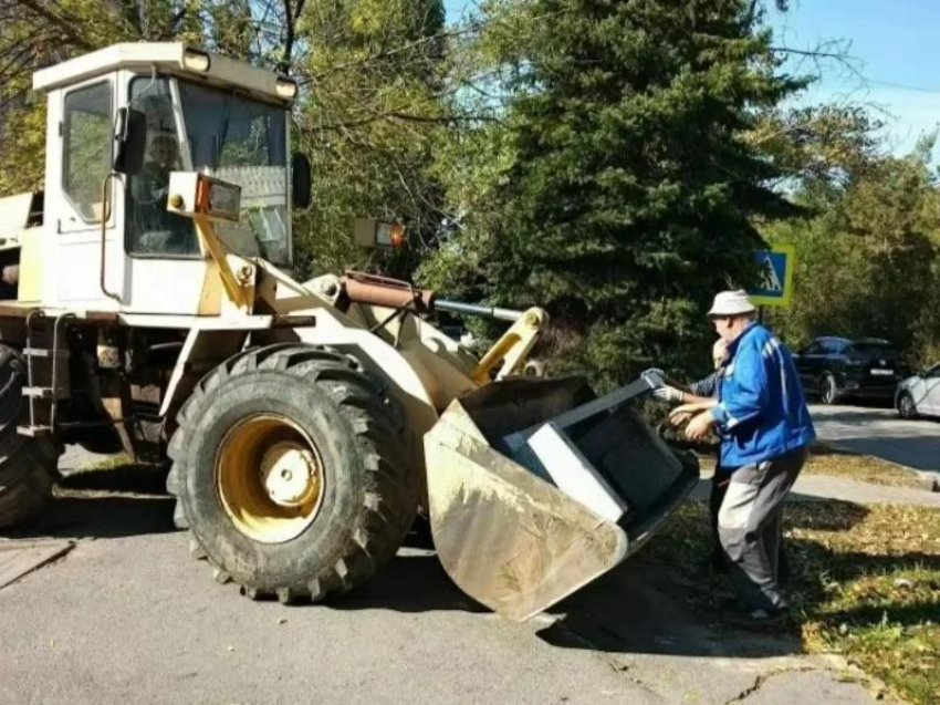 «Неубиваемые» лавочки демонтировали в Волгодонске: коммунальщики сдались под напором вандалов