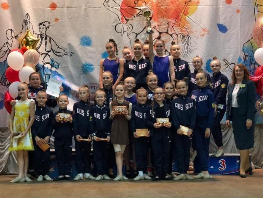 «Золото» и «серебро» привезли волгодонские танцоры «Антуража» со всероссийского турнира