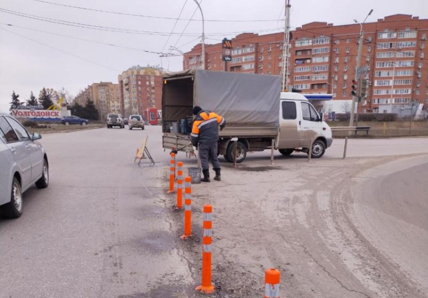 Разделительные столбики отмыли после обращения водителей в «Блокнот»  