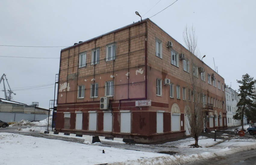 Теплоходы и краны речного порта Волгодонска не нашли новых хозяев