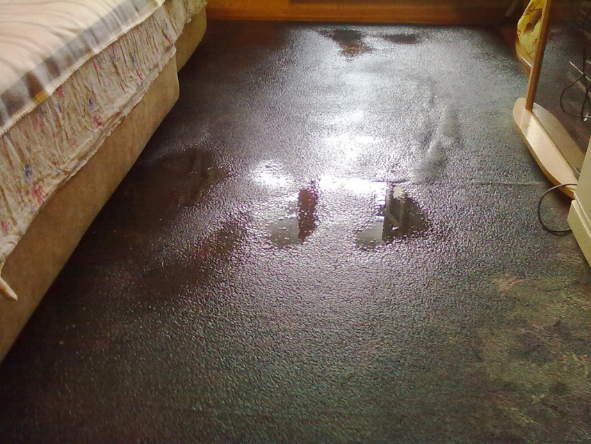 Пуск отопления в доме №45 по улице Мира превратился в потоп для жителей двух квартир (ВИДЕО)