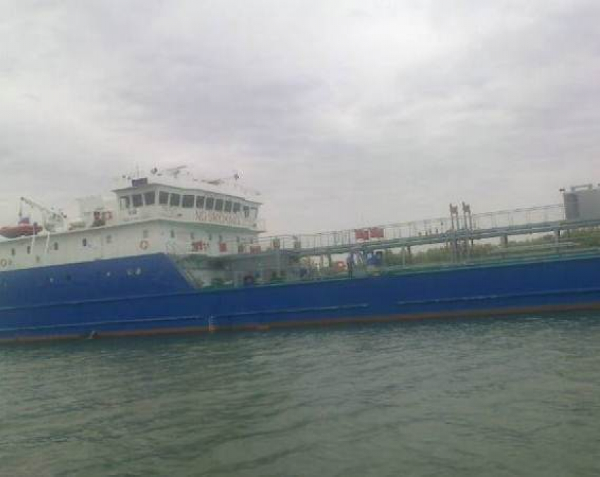 Волгодонские буксиры сняли с мели танкер с токсичным грузом